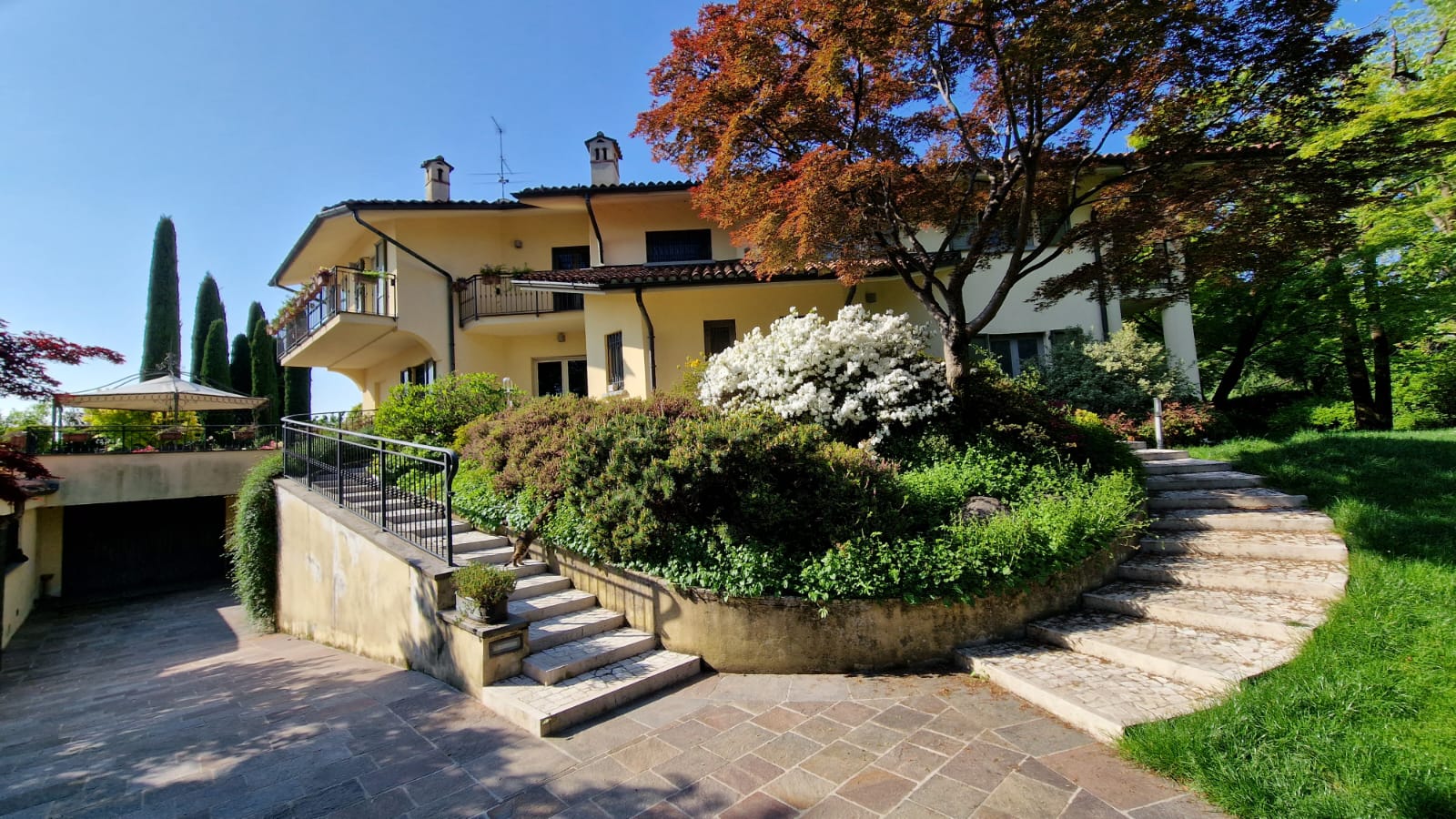 For sale villa in quiet zone Bergamo Lombardia