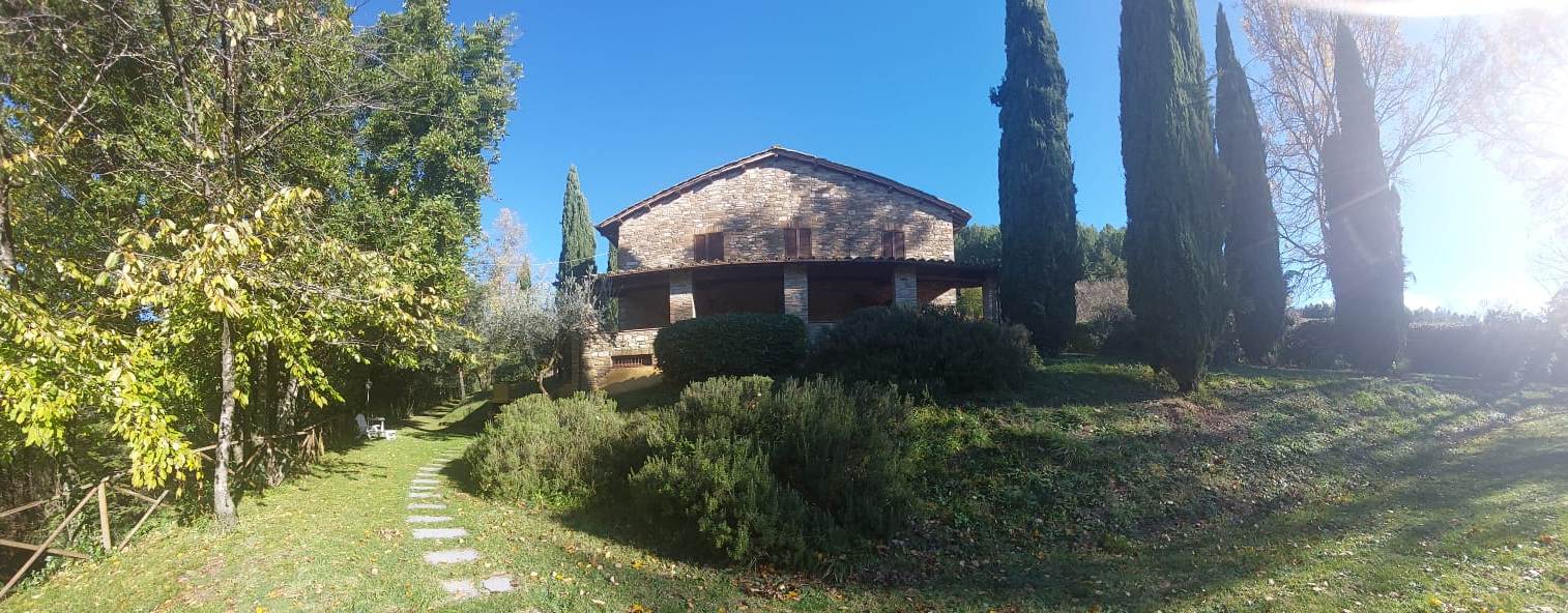 For sale cottage in quiet zone Assisi Umbria
