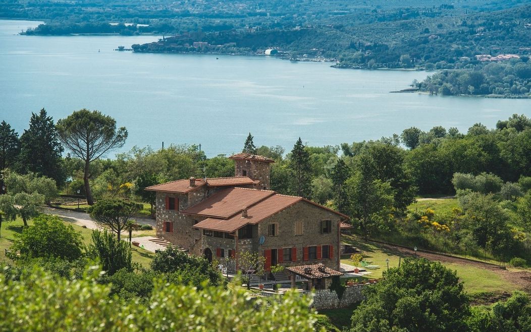 Se vende casale by the lago Magione Umbria