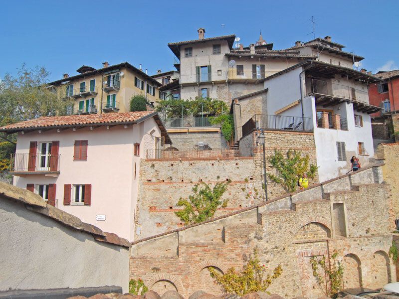 For sale cottage in quiet zone Monforte d´Alba Piemonte