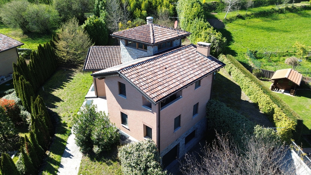 Zu verkaufen villa in ruhiges gebiet Merate Lombardia