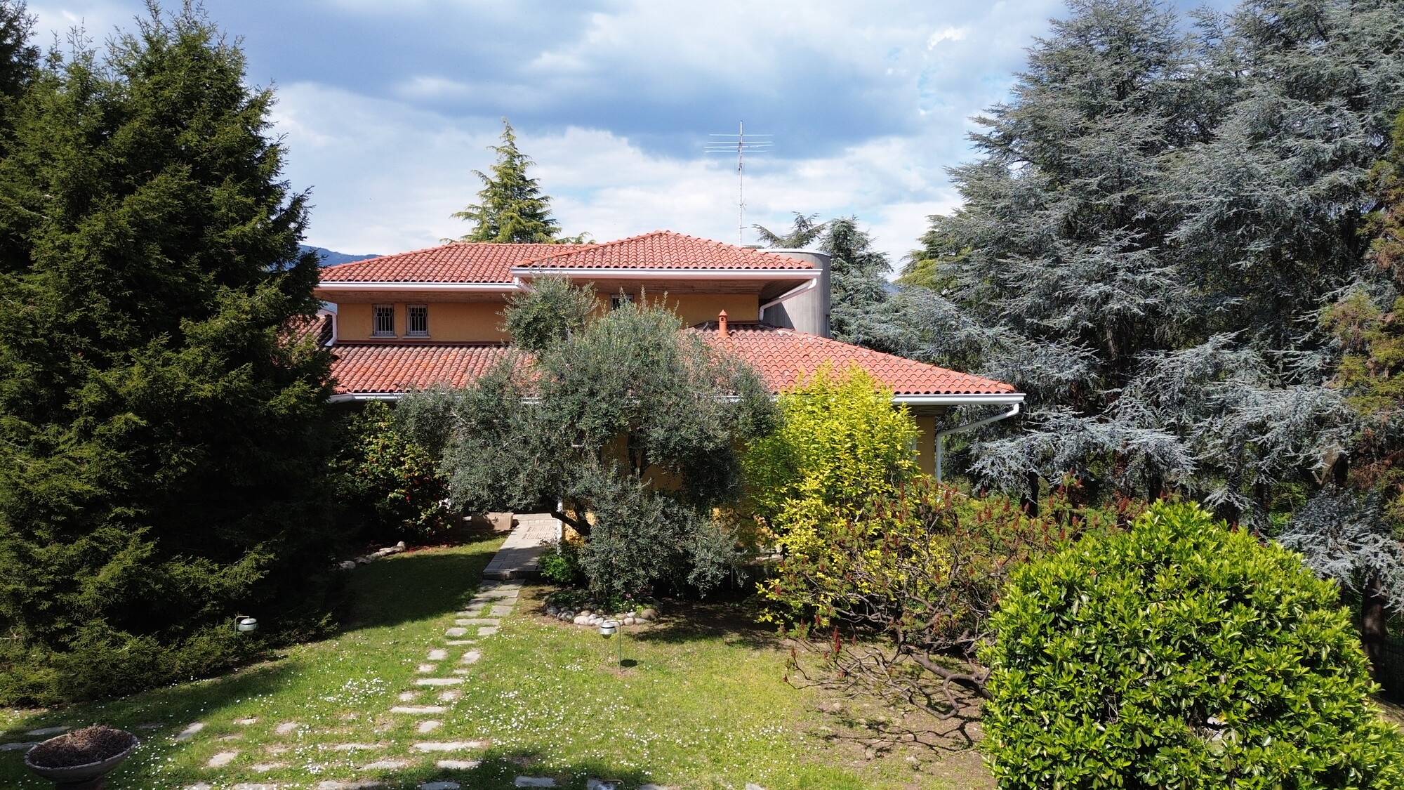 For sale villa by the lake Monguzzo Lombardia