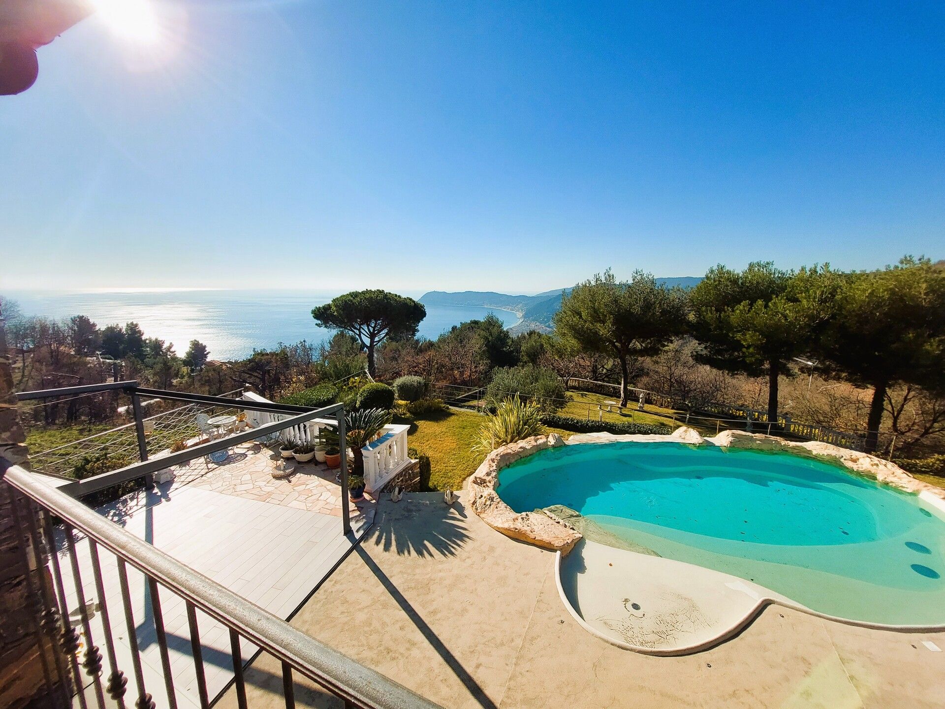 For sale villa in quiet zone Alassio Liguria