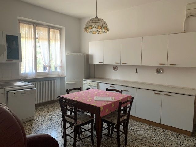 Para venda transação imobiliária in zona tranquila Pesaro Marche