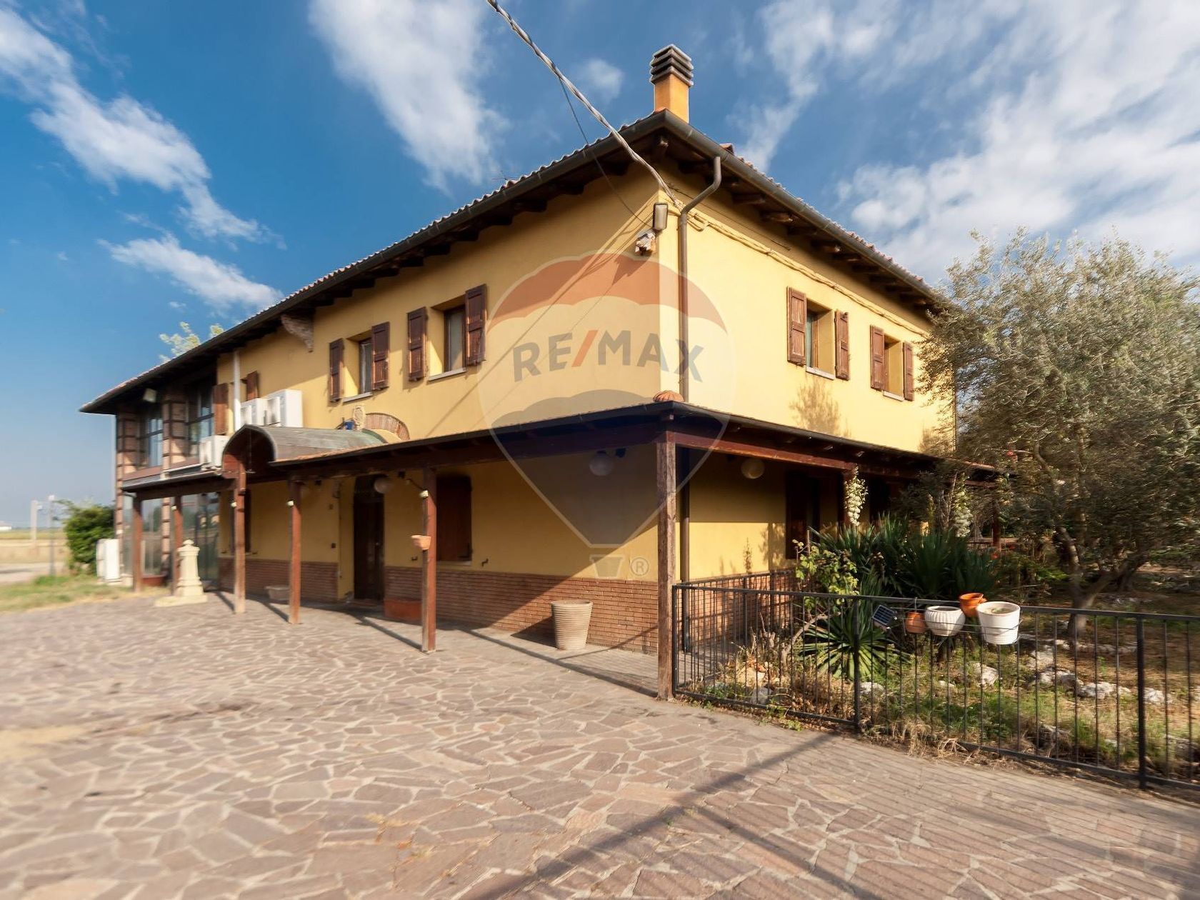 For sale real estate transaction in quiet zone Anzola dell´Emilia Emilia-Romagna