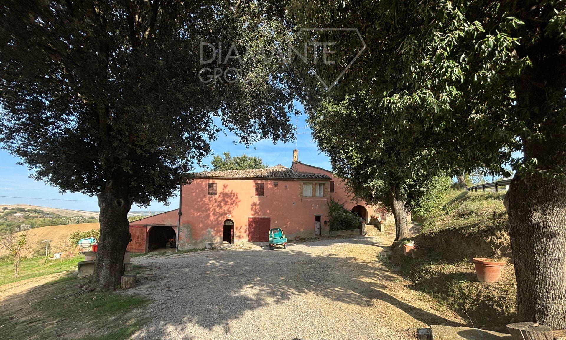 For sale cottage in quiet zone Montalcino Toscana