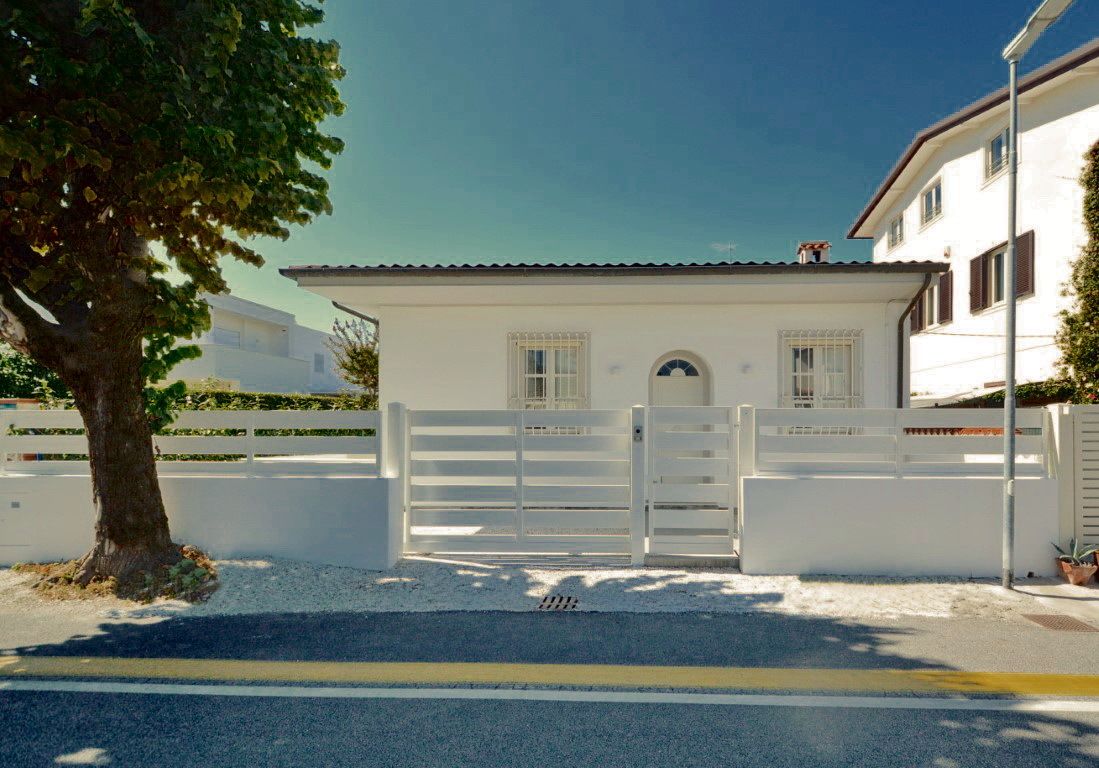 For sale villa by the sea Forte dei Marmi Toscana