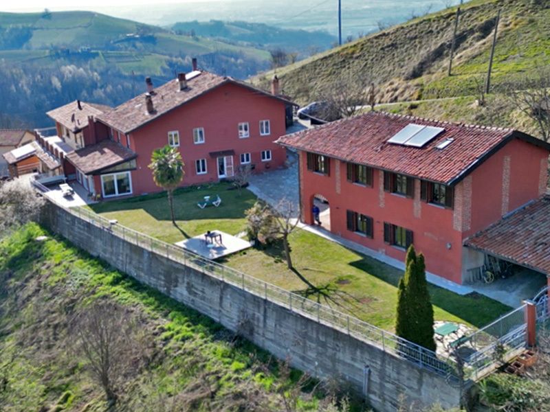 For sale cottage in quiet zone Belvedere Langhe Piemonte