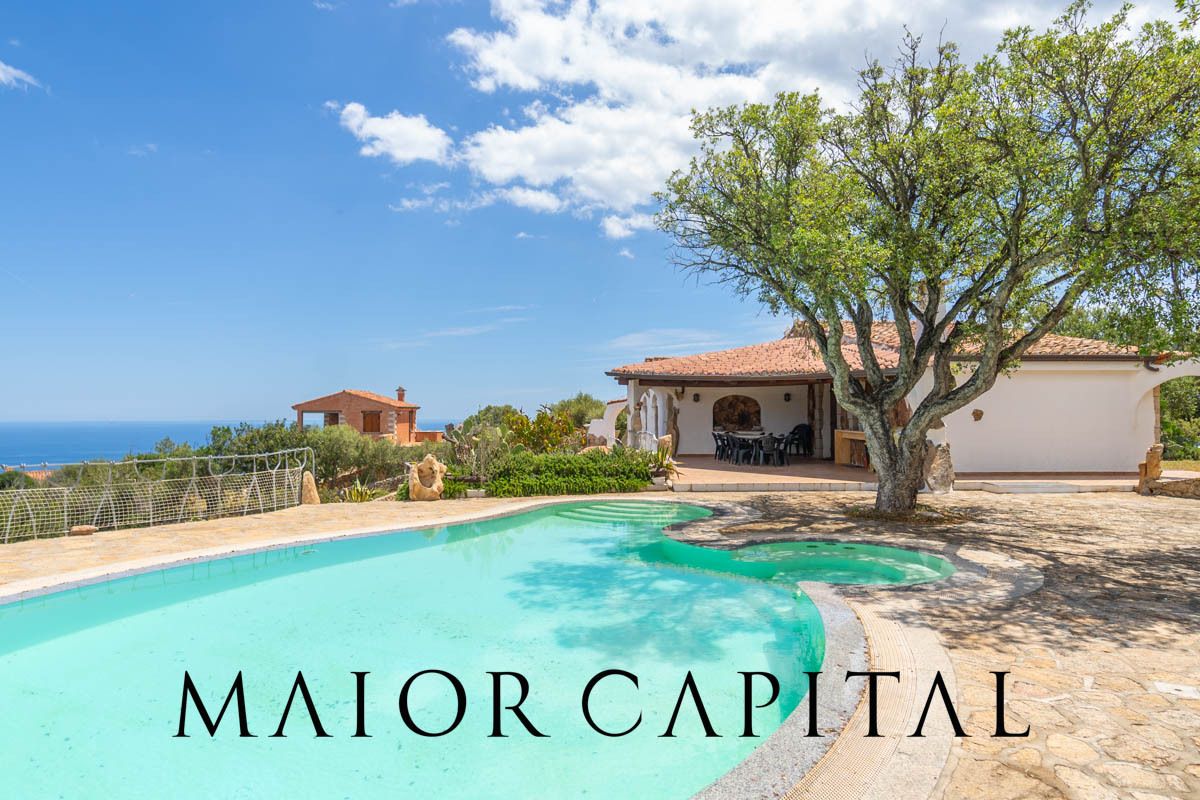 Villa Budoni: Vista Mare, Piscina, 5+ Camere | luxforsale.com