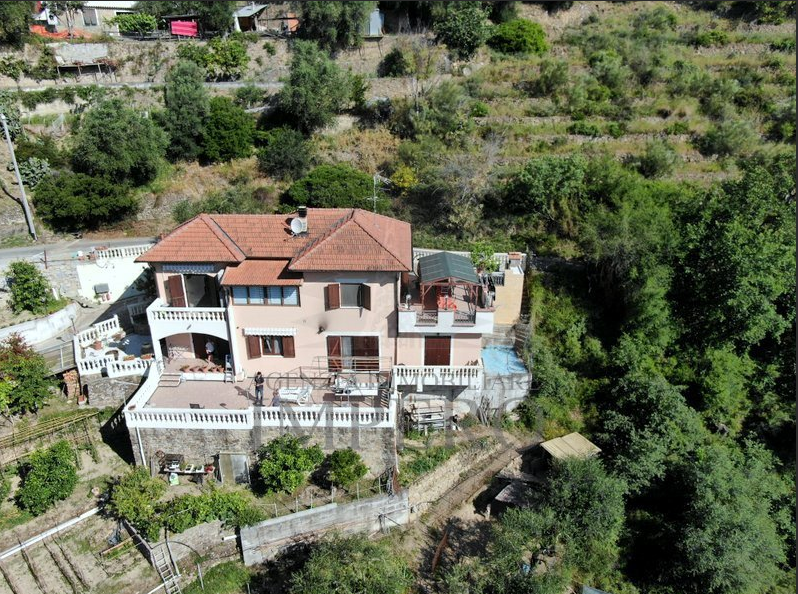 For sale villa, quiet zone Camporosso Liguria