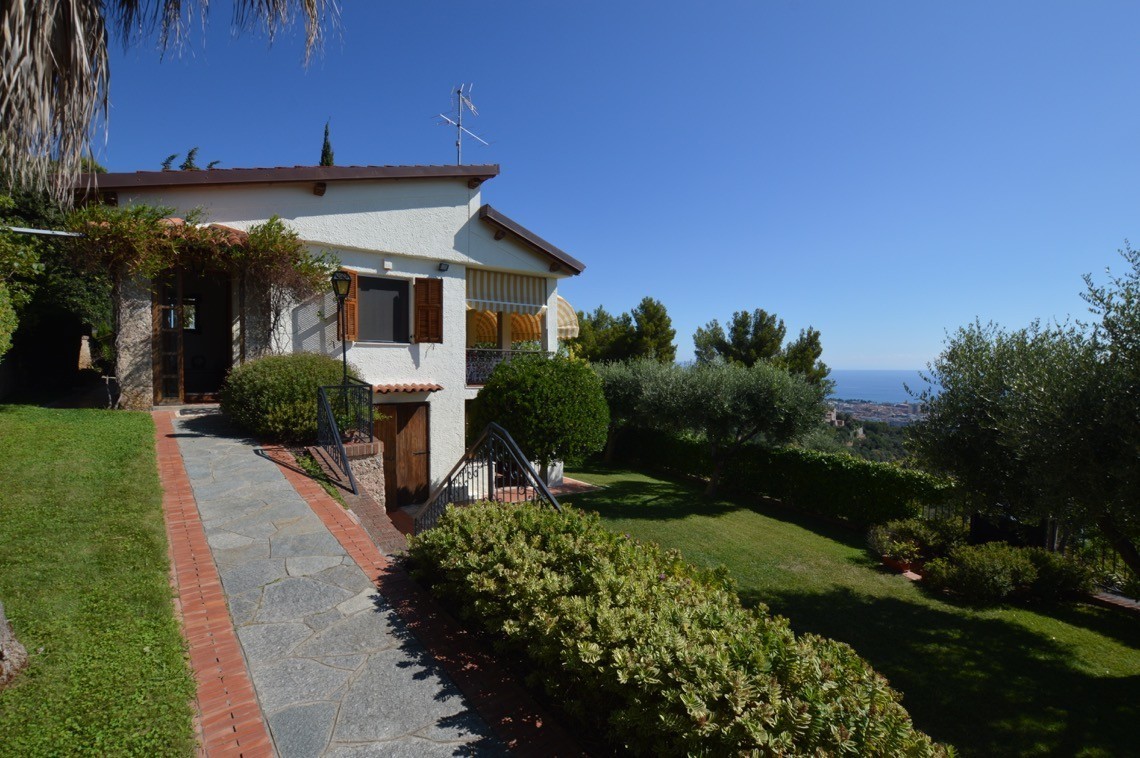 For sale villa by the sea Albenga Liguria