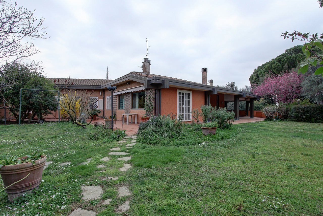 For sale villa in quiet zone Roma Lazio