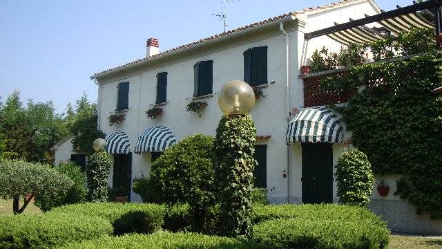 Se vende villa by the mar Pesaro Marche