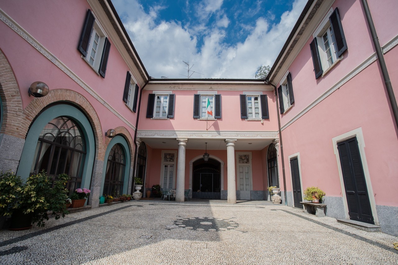 For sale villa in quiet zone Albese con Cassano Lombardia
