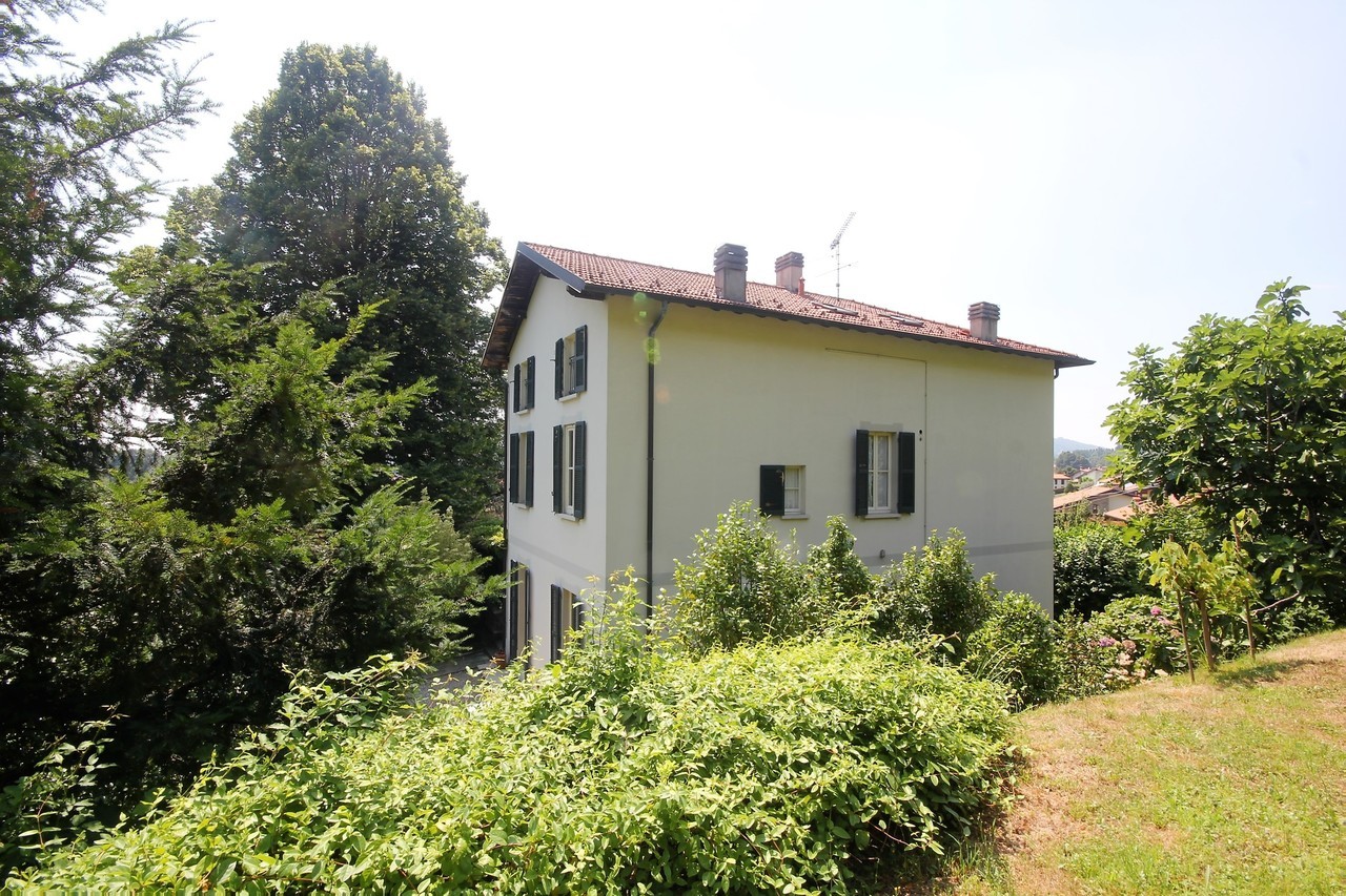 For sale villa in quiet zone Calco Lombardia