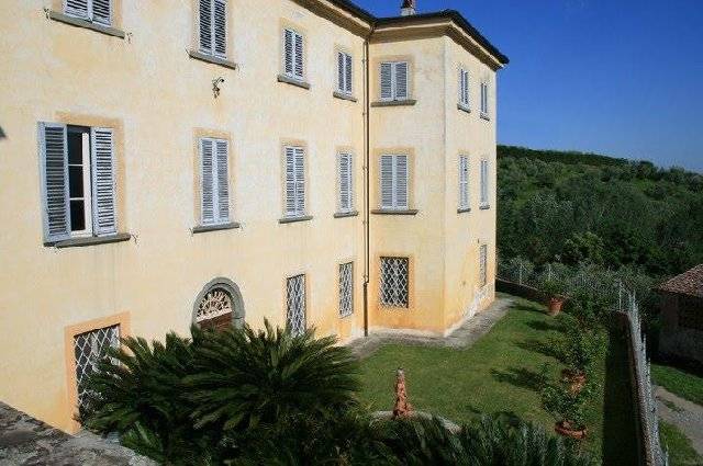 For sale villa in quiet zone Lucca Toscana