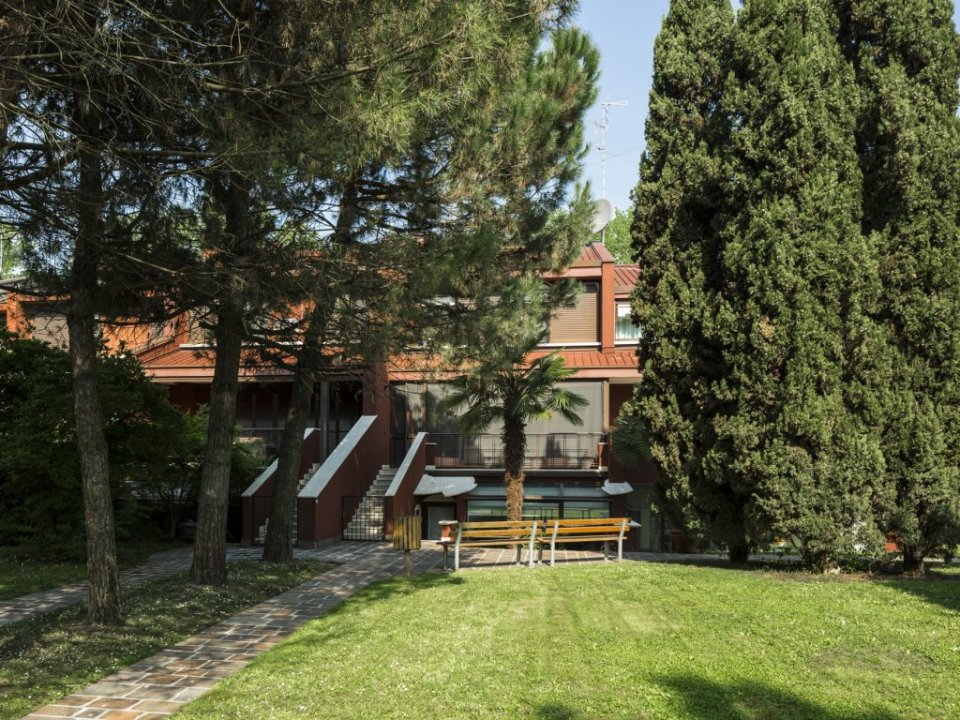 Zu verkaufen villa in stadt Basiglio Lombardia foto 1