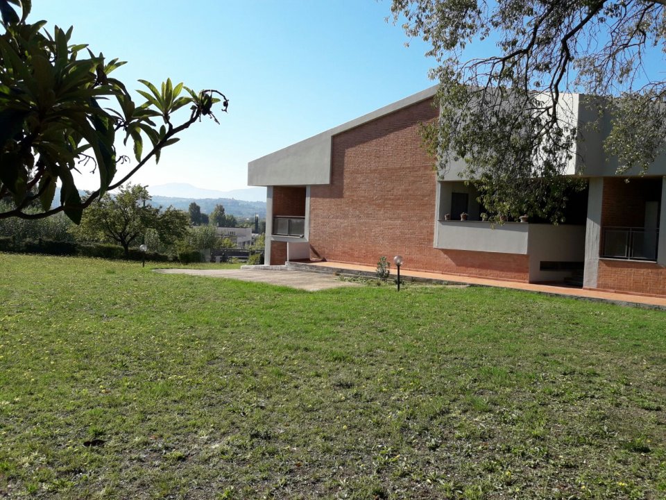 A vendre villa in zone tranquille Terni Umbria foto 2