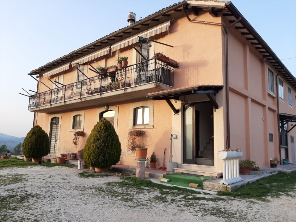 For sale cottage in quiet zone Spoleto Umbria foto 1
