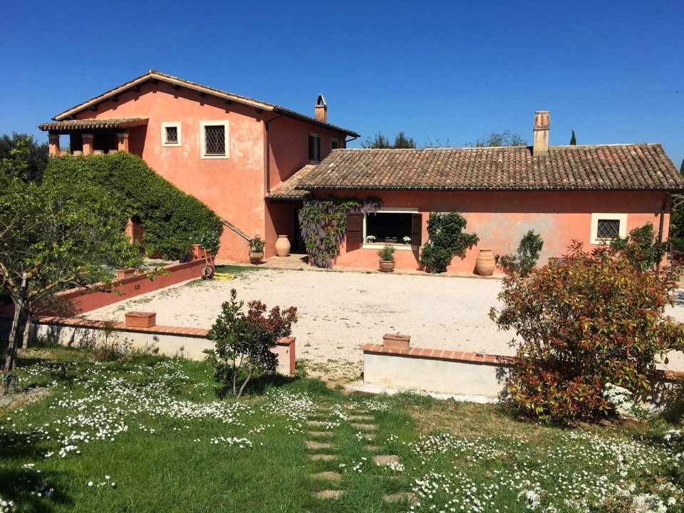 For sale cottage in quiet zone Montefalco Umbria foto 2