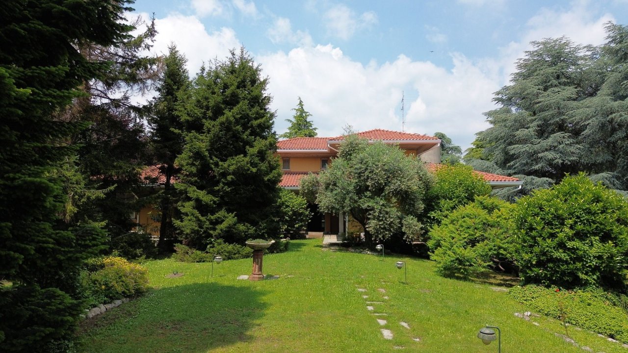 Se vende villa by the lago Monguzzo Lombardia foto 28