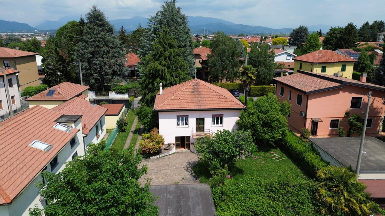 Se vende villa in zona tranquila Bernareggio Lombardia foto 7
