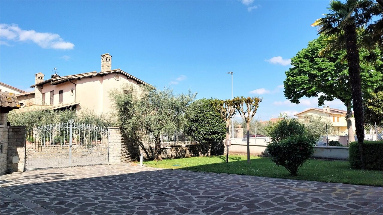A vendre villa in zone tranquille Spello Umbria foto 3