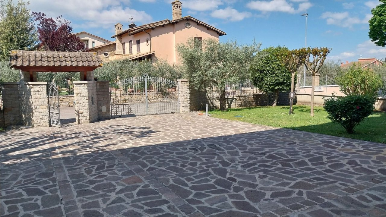 A vendre villa in zone tranquille Spello Umbria foto 26