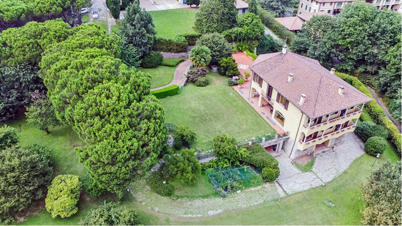 Se vende villa in zona tranquila Carate Brianza Lombardia foto 2