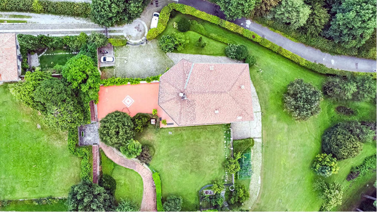 Se vende villa in zona tranquila Carate Brianza Lombardia foto 3