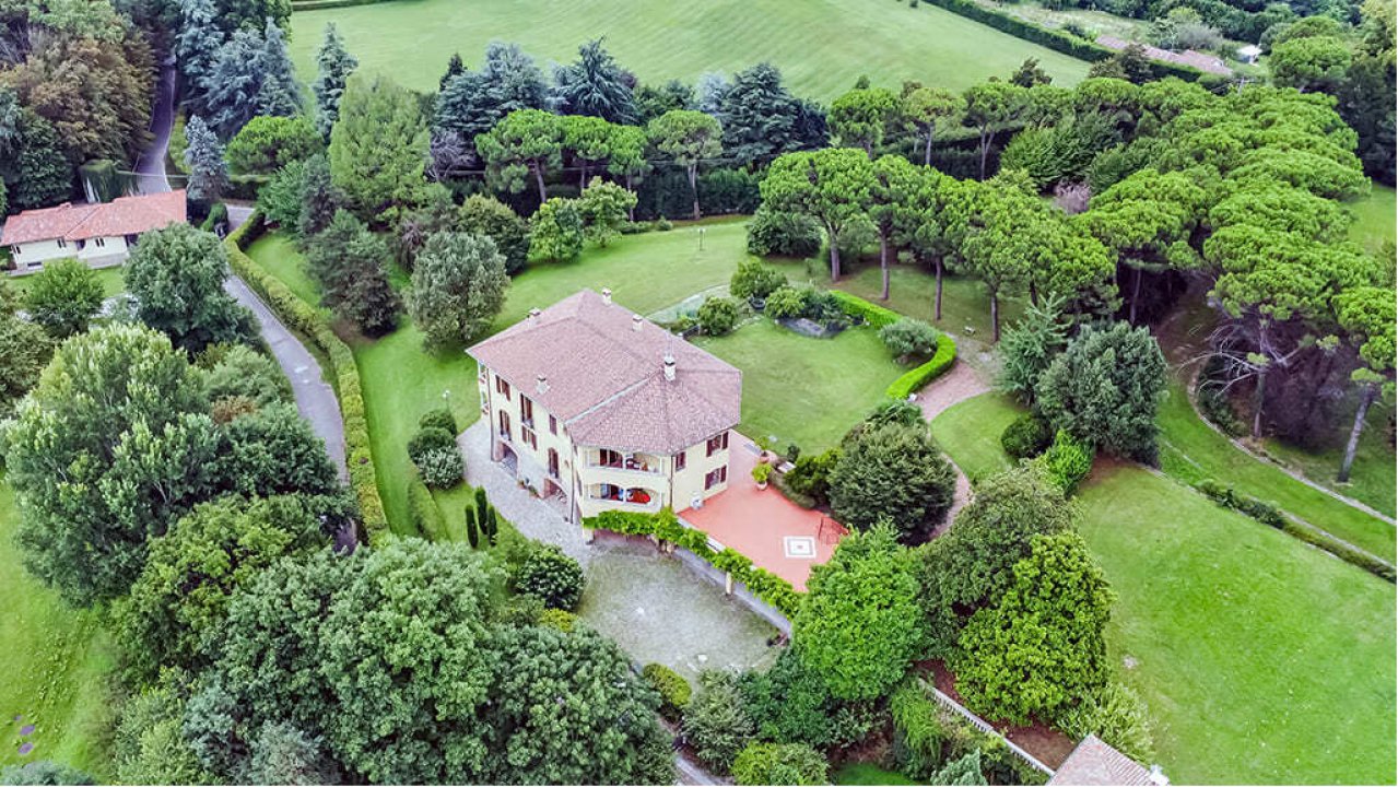 Se vende villa in zona tranquila Carate Brianza Lombardia foto 4
