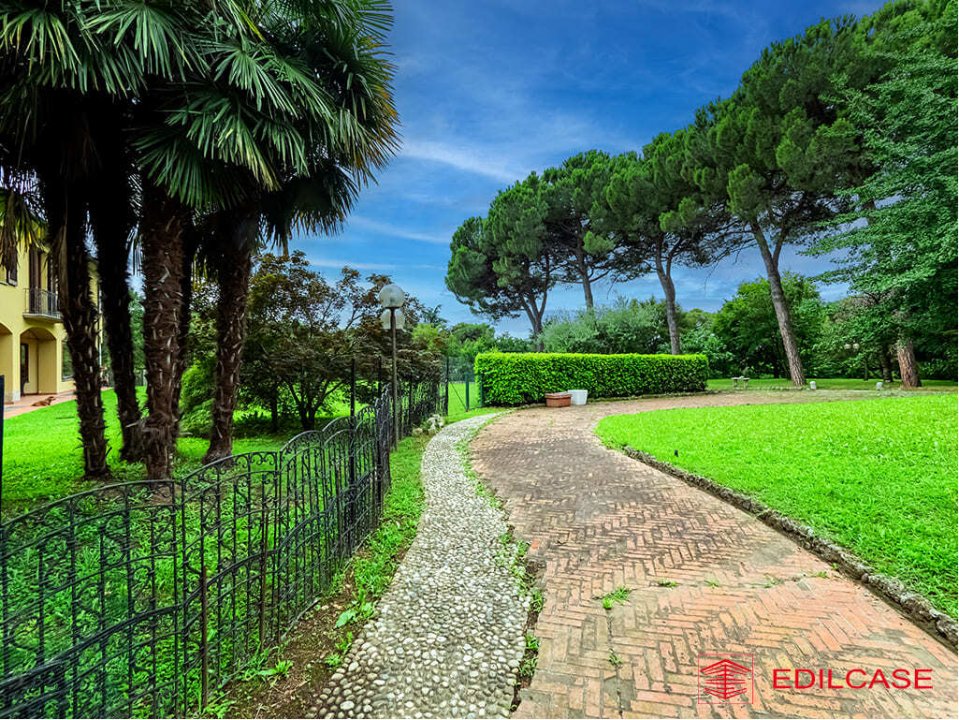 Se vende villa in zona tranquila Carate Brianza Lombardia foto 5