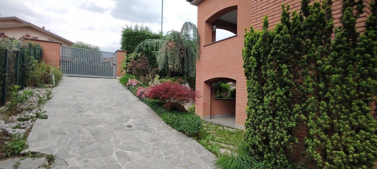 For sale villa in quiet zone Bernareggio Lombardia foto 1