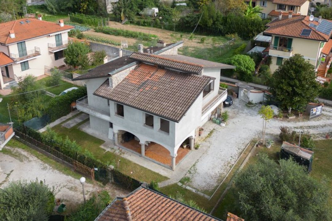 Se vende villa in zona tranquila Camaiore Toscana foto 3