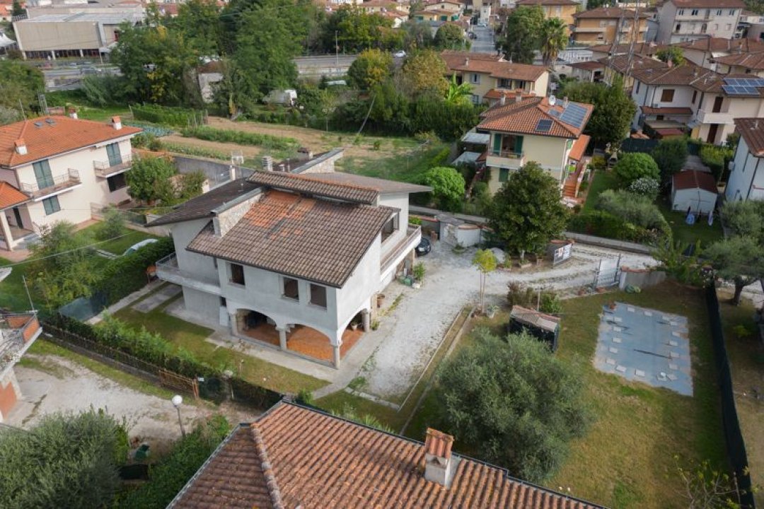 Se vende villa in zona tranquila Camaiore Toscana foto 7