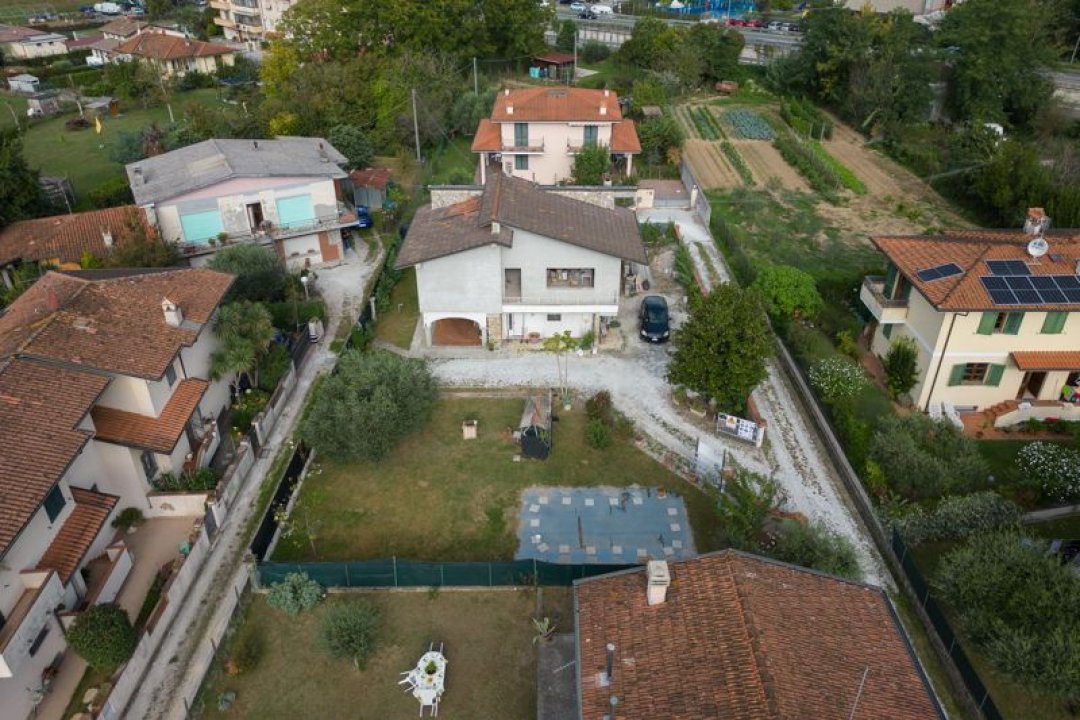 Se vende villa in zona tranquila Camaiore Toscana foto 15