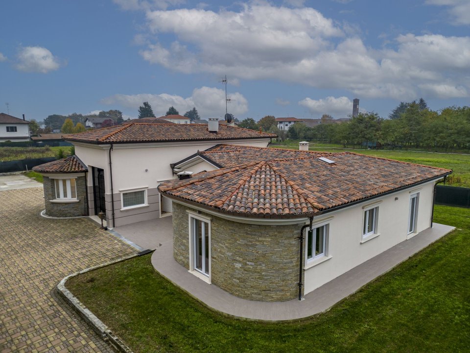 For sale villa in city Lenta Piemonte foto 1