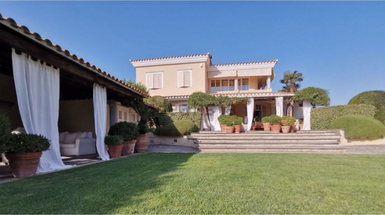 Se vende villa in zona tranquila Oristano Sardegna foto 1