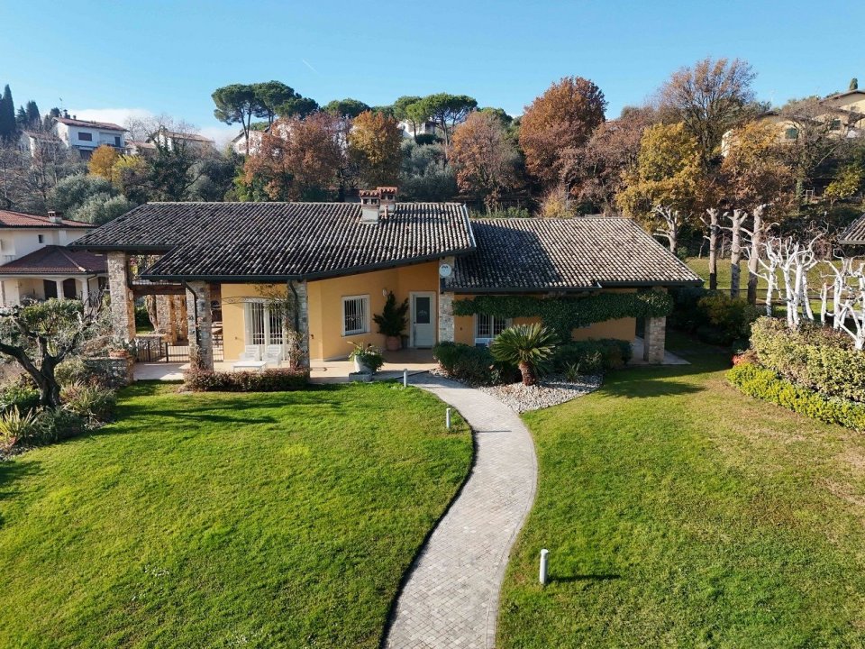 Se vende villa by the lago Padenghe sul Garda Lombardia foto 60