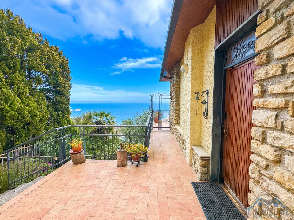 For sale villa in quiet zone Andora Liguria foto 2