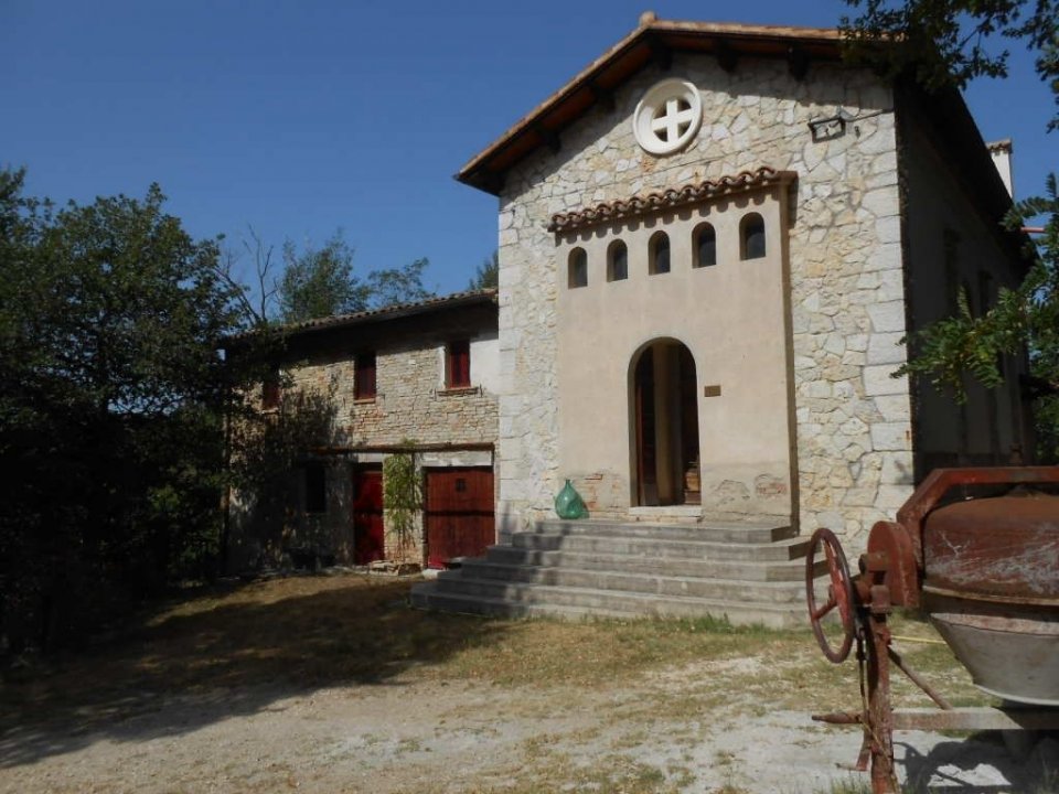 Zu verkaufen immobilientransaktion in ruhiges gebiet Urbino Marche foto 1