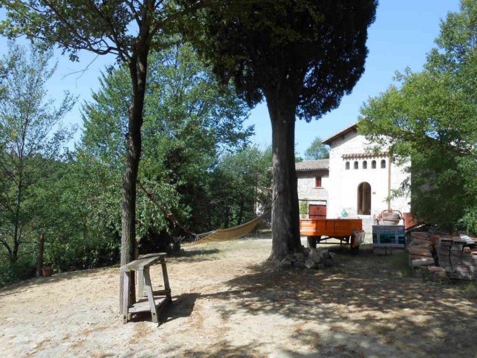 Zu verkaufen immobilientransaktion in ruhiges gebiet Urbino Marche foto 3