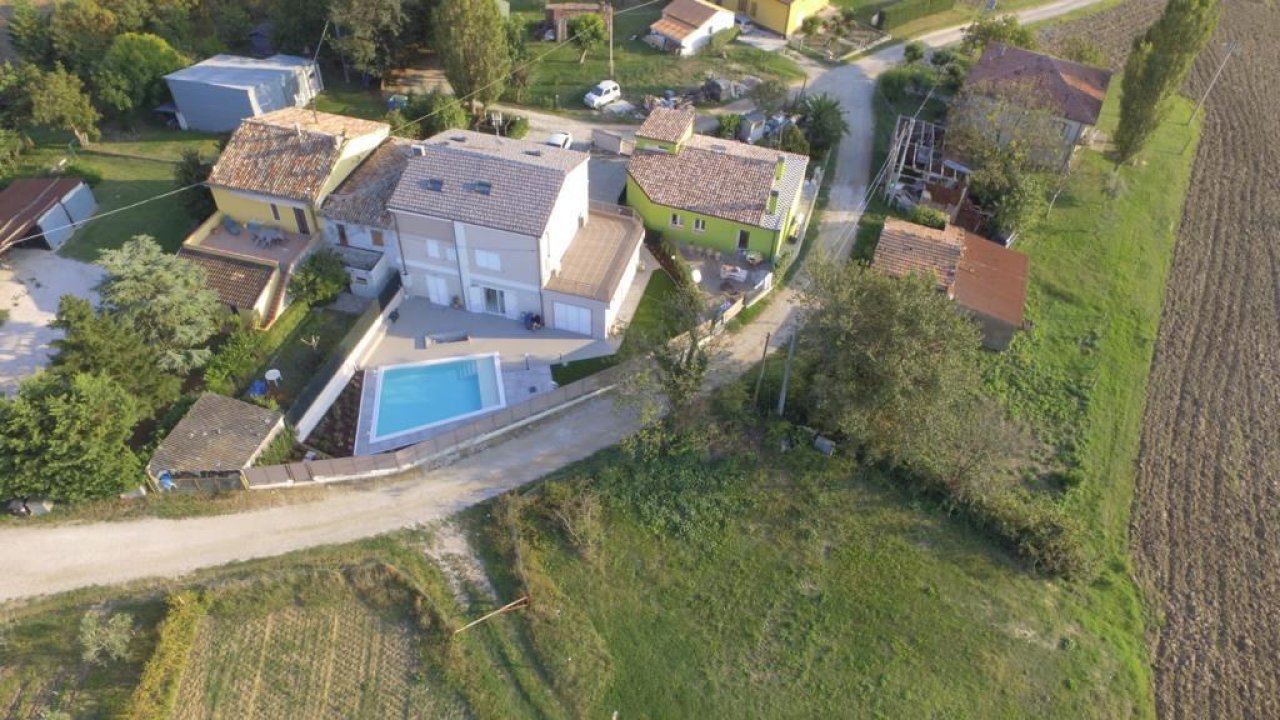 Se vende villa in  Pesaro Marche foto 3