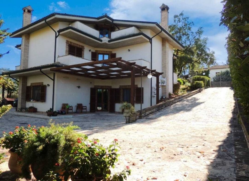 Zu verkaufen villa in  Turrivalignani Abruzzo foto 1
