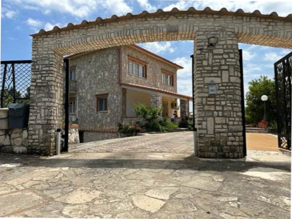 Se vende villa in zona tranquila Vico del Gargano Puglia foto 4