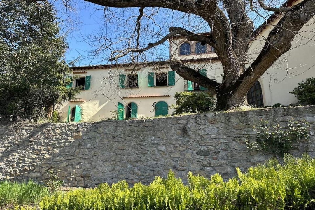 Para venda palácio in cidade Volterra Toscana foto 1