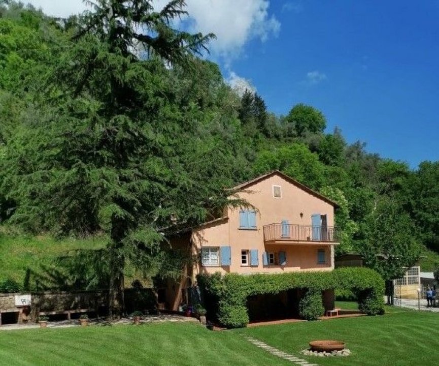 Se vende villa in zona tranquila Camaiore Toscana foto 3