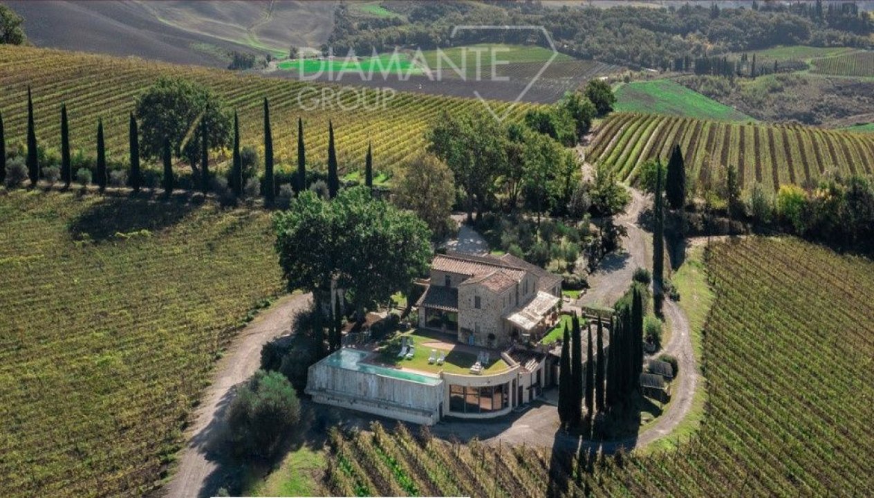 For sale real estate transaction in countryside Montalcino Toscana foto 1