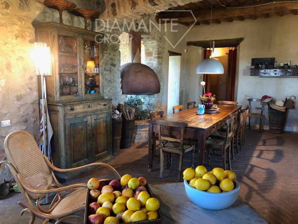 For sale real estate transaction in countryside Montalcino Toscana foto 2