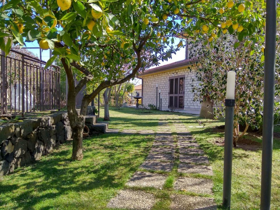 A vendre villa in zone tranquille Trecastagni Sicilia foto 48